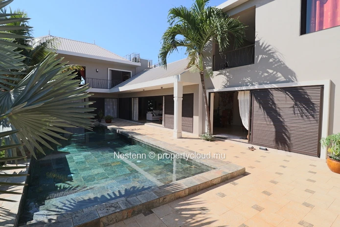 Domaine résidentiel avec 1 villa et 4 bungalows - Avec permis.