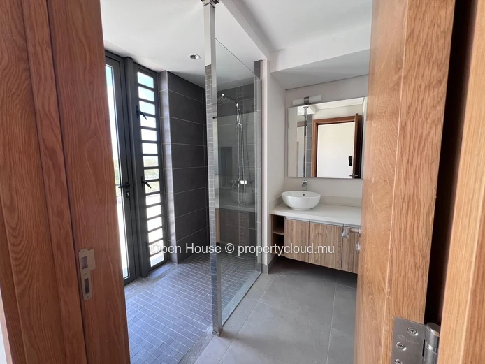 Luxurious penthouse with 3 bedrooms including a master suite, 2 bathrooms, and a swimming pool, located just 300 mete... (Sole Mandate)
