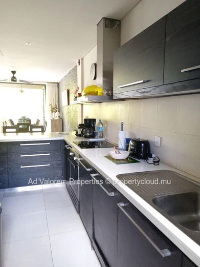 Duplex à vendre à Rivière Noire, vue mer et montagne, proche écoles, bus, golf, clinique et hôpital. 3 chambres.