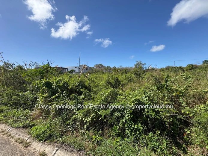 850 m² Grand Baie Land — Quiet Street, Near Bus, School & Shops