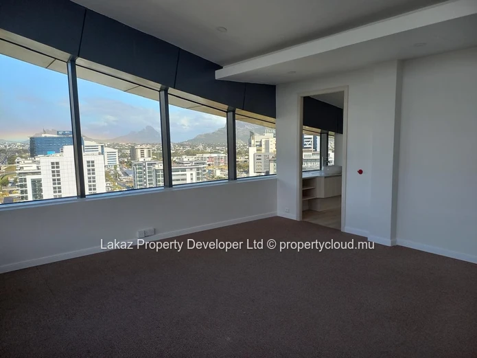 Bureau 398 m² à louer à Ébène — vue panoramique