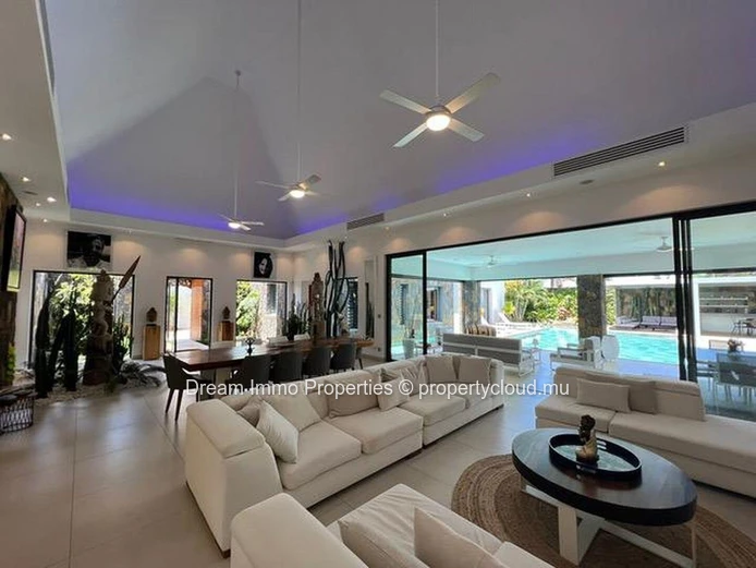 Superbe Villa Style Balinais Avec Grande Piscine A Grand Baie - Ile Maurice