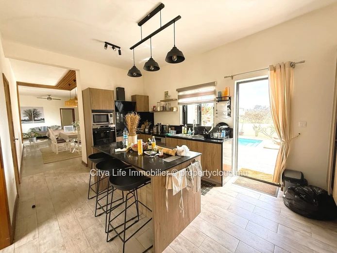 Élégante Maison Meublée avec Vue Panoramique à Flic en Flac