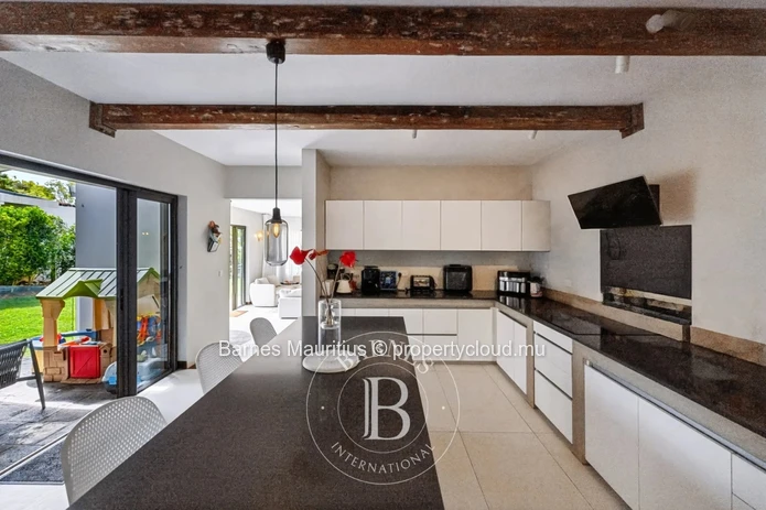 FLORÉAL – Elegant Family Home with Garden - 5 bedrooms
