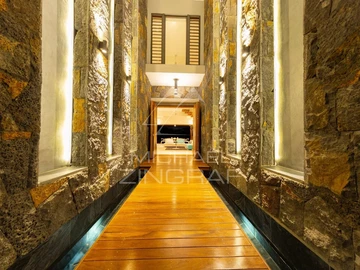6 Bedroom Villa
