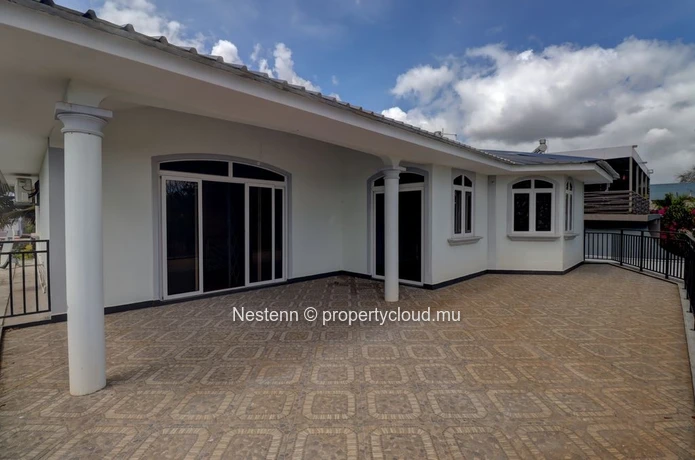 Superbe villa contemporaine aux beaux volumes avec rooftop et vue panoramique, à proximité de la plage!