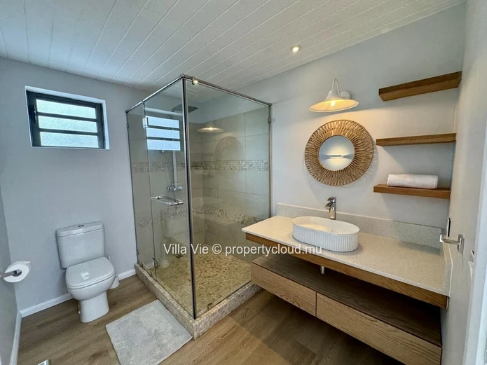 Butte à l'herbe - Belle villa de 3 chambres avec piscine, pieds dans l'eau (Mandat exclusif)