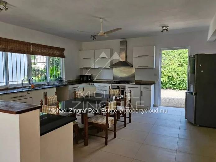 Villa d'Exception au Cœur d'un Écrin de Verdure