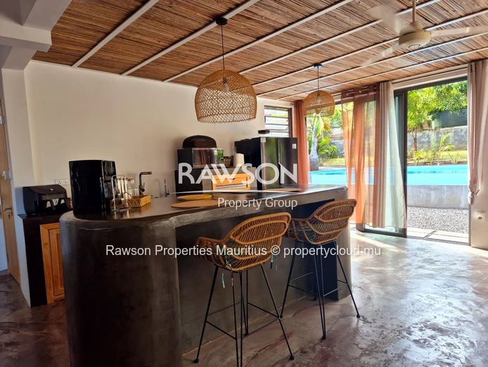 Superbe maison de 4 chambres entièrement rénovée à vendre | Piscine à débordement avec vue imprenable sur la montagne...