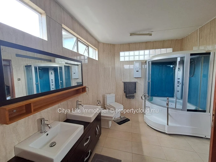 Belle villa à vendre à Floréal, 557m² habitables, terrain de 1.650m², 4 chambres, piscine privée, parking sécurisé, p...