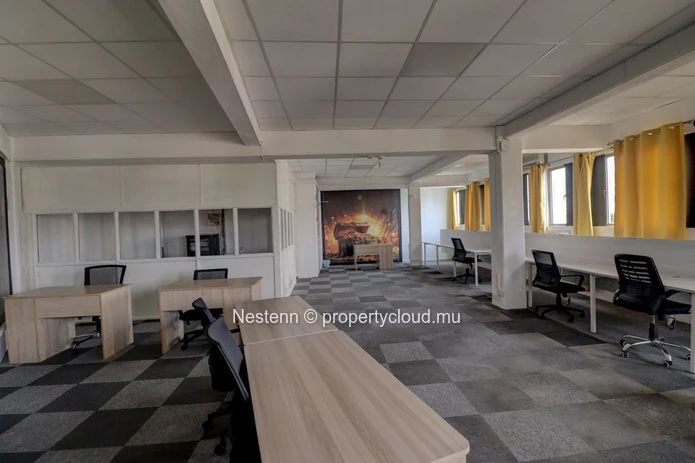 Bureau meublé au 4? étage avec vue imprenable sur le centre-ville