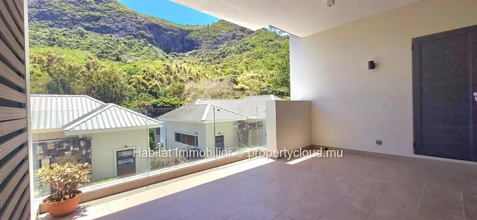 Discover this stunning apartment of 161 m², furnished and equipped, located in Moka. Enjoy a spectacular, direct view...