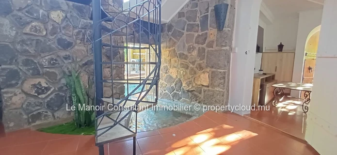 Ideal house for remote work with office, private pool, close to beach, shops and public transport.
