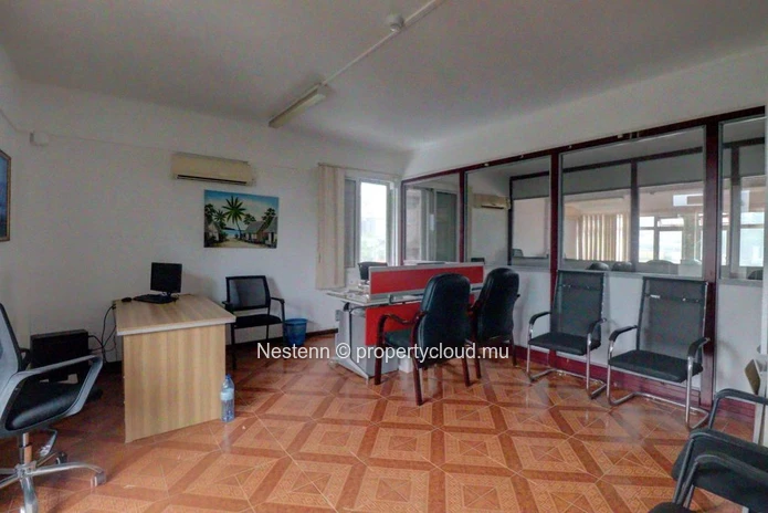 Bureau spacieux au 1er étage, offrant calme et conditions de travail optimales.