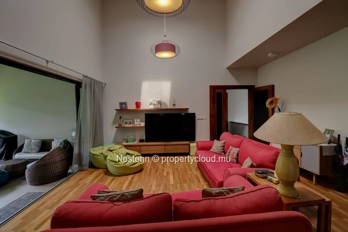 Spacious and bright duplex in a secure residence with river views