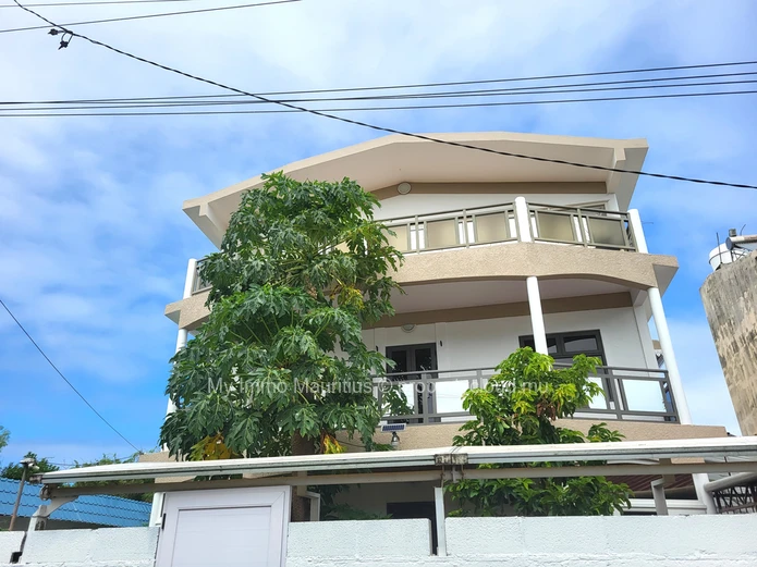 Villa of 3 apartments 300 meters from the sea