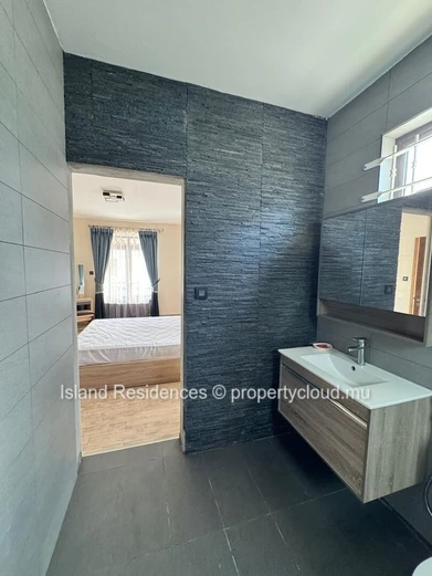 Maison moderne et spacieuse, entièrement meublée avec 4 chambres et double garage