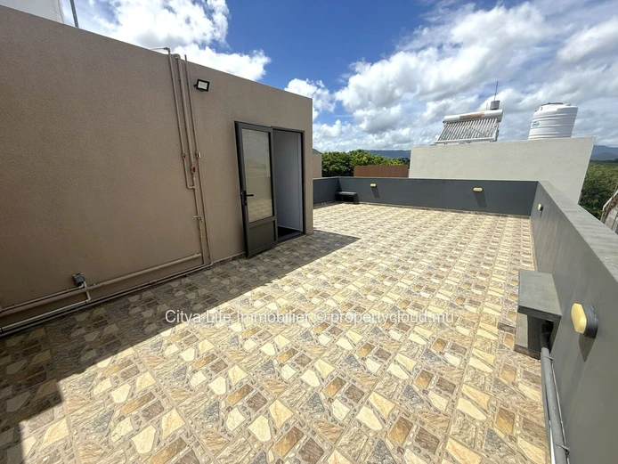 Superbe Duplex Meublé avec Piscine Privée à Louer – Vue Mer