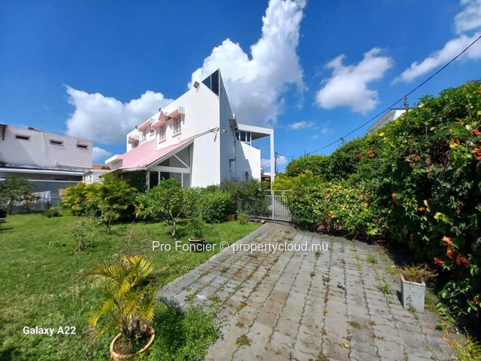 House for sale in Rose-Hill - Charming & Peaceful Setting