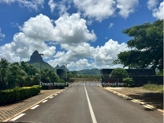 2 Grands Terrains Vue Montagne Situés Dans La Résidence West Cape À Tamarin – Ile Maurice