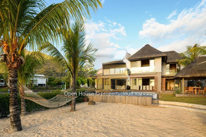 Waterfront villa for sale in the unique Marina of the island, 395m², pool, 12m boat mooring, 5 bedrooms.