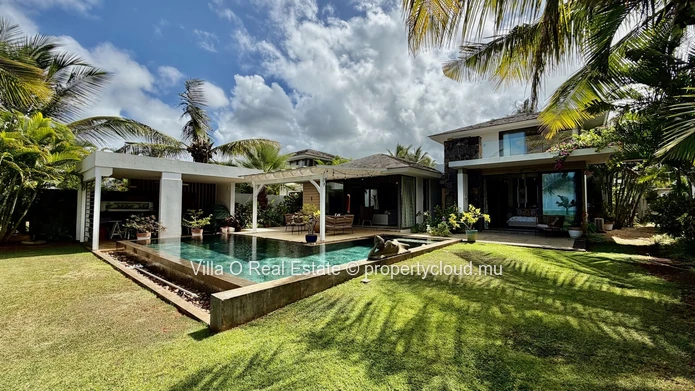 Sublime vue mer turquoise de cette jolie villa, sa belle terrasse et gazebo avec piscine a debordement, situee en res...