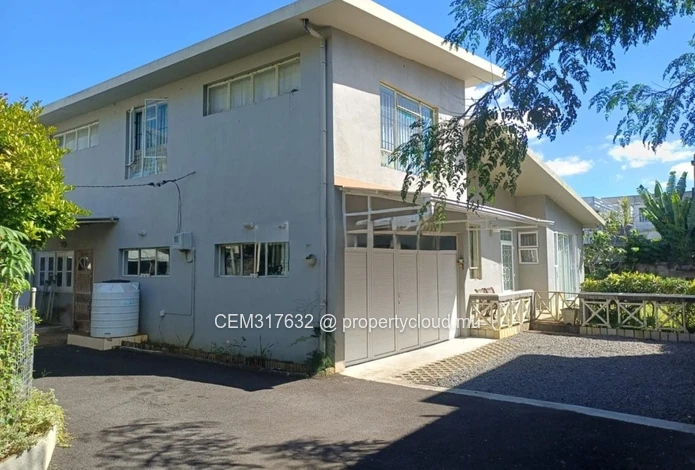 Maison Familiale avec Mezzanine à Vendre – Quatre Bornes Centre 