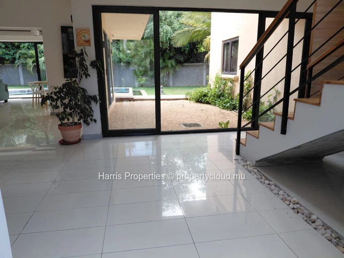 5-Bedroom Villa With Office For Rent – Bain Boeuf