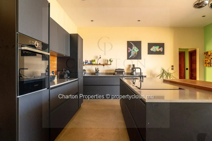 Contemporary 4-bedroom en suite villa with exceptional panoramic view of the sea and mountains