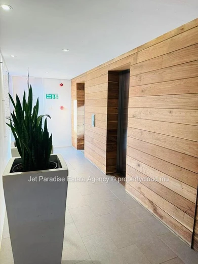 Bureau à louer à Ebène, 63m², accès handicapé, parking, meublé, climatisé.