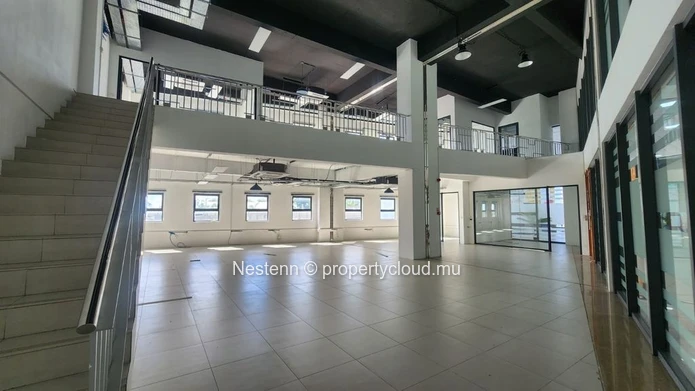 Bureau moderne de 292 m² à Phoenix, avec 6 places de parking, ascenseur privé, groupe électrogène, parking sécurisé e...