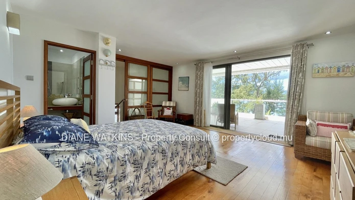Penthouse en bord de mer à vendre à Rivière Noire | 3 chambres, vue sur la mer et terrasse spacieuse