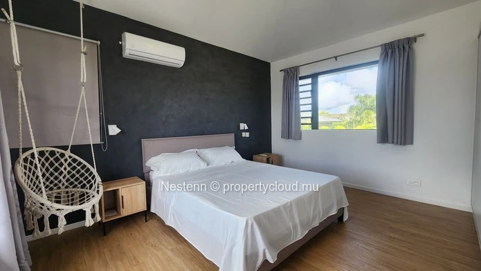 Villa duplex moderne à Moka avec 4 chambres, piscine privée, meublée, sécurité et vue sur la montagne.