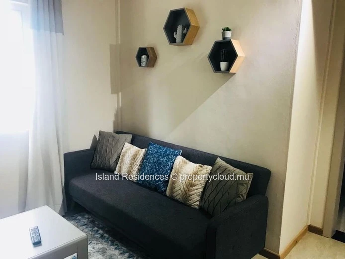 "Charming G+2 Home in Péreybère with 2 Parking Spaces and Fenced Yard - Only Rs 7.3M!"