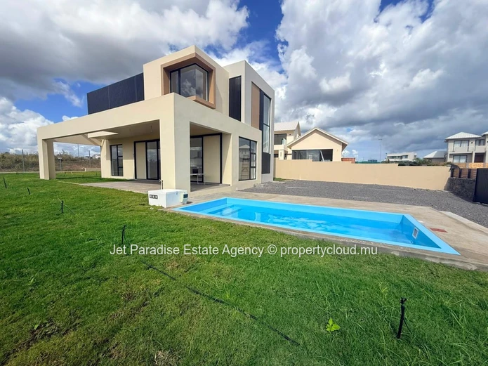 Villa neuve à vendre à  3 chambres,piscine privée