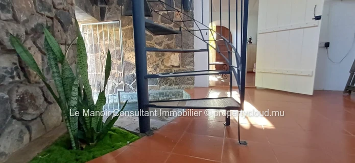 Ideal house for remote work with office, private pool, close to beach, shops and public transport.