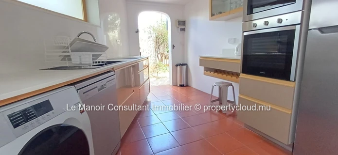 Ideal house for remote work with office, private pool, close to beach, shops and public transport.