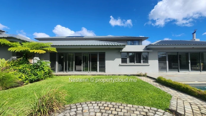 Villa duplex moderne à Moka avec 4 chambres, piscine privée, meublée, sécurité et vue sur la montagne.