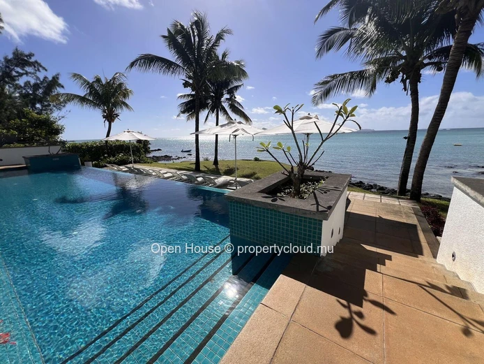 Magnifique appartement pieds dans l'eau, vue féérique sur le lagon de Cap Malheureux et les îles. 3 chambres. Piscine.