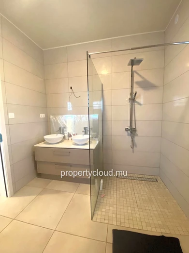 Albion à louer Belle est récente villa de plain-pied, trois chambres avec piscine située dans un quartier calme.