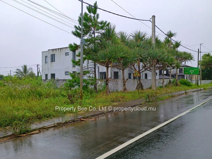 Development land: 85% of a residential arpent with 2 old buildings