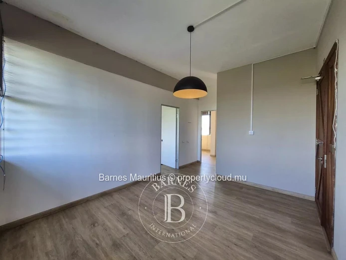 GRAND BAIE – Bright office near amenities – 70 m²