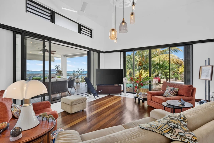 Villa RES contemporaine à vendre à Rivière Noire | Vue panoramique sur le lagon bleu