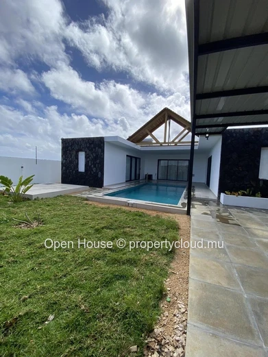 Furnished villa for rent in Péreybère, 162m², 3 en suite bedrooms, private pool, garden, solar panels, water tank, cl...