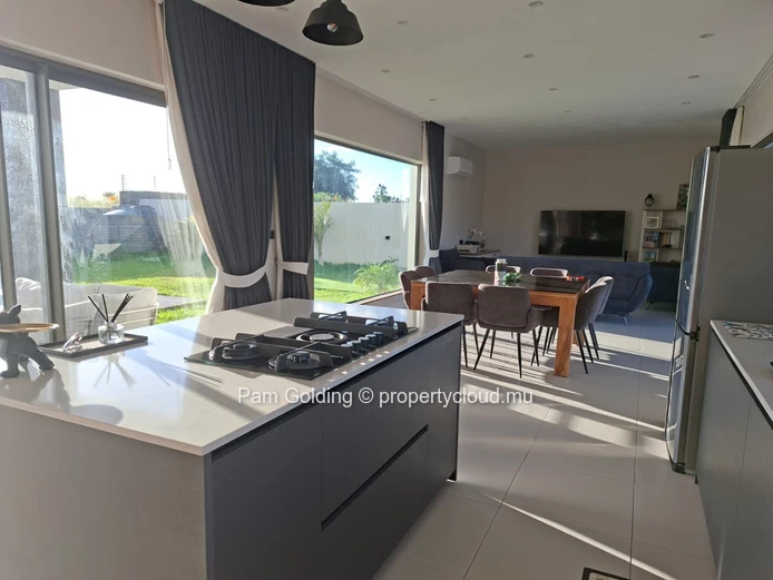 Maison Contemporaine de 3 Chambres avec Piscine dans un Domaine Résidentiel Sécurisé