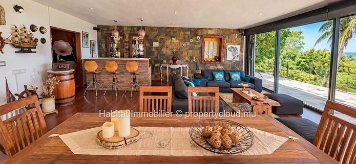Unfurnished family house of approximately 230 m² at Flic-en-Flac