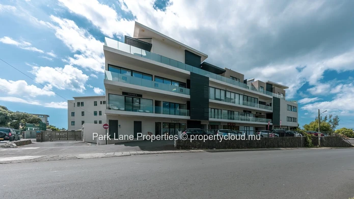 Espace professionnel moderne avec vue emblématique sur les montagnes de la côte Ouest