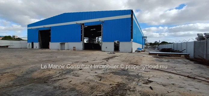 Entrepôt neuf de 450 m2  hauteur au plafond 9m situé dans la zone industriel a la Tour Koenig, proche des axes routiers.