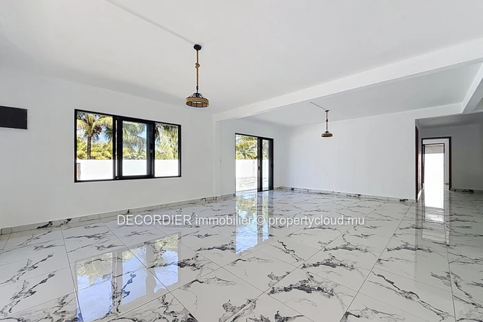 À VENDRE – Maison de plain-pied avec piscine et grand jardin