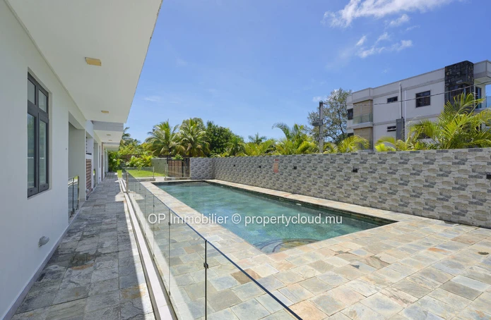 Stunning G+2 Apartment in Péreybère with Communal Pool, Fully Furnished and Equipped - Sea Access, Close to Amenities...
